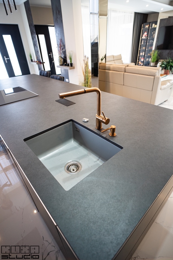 chiuveta-ceramica-sub-blat-dekton-pe-insula