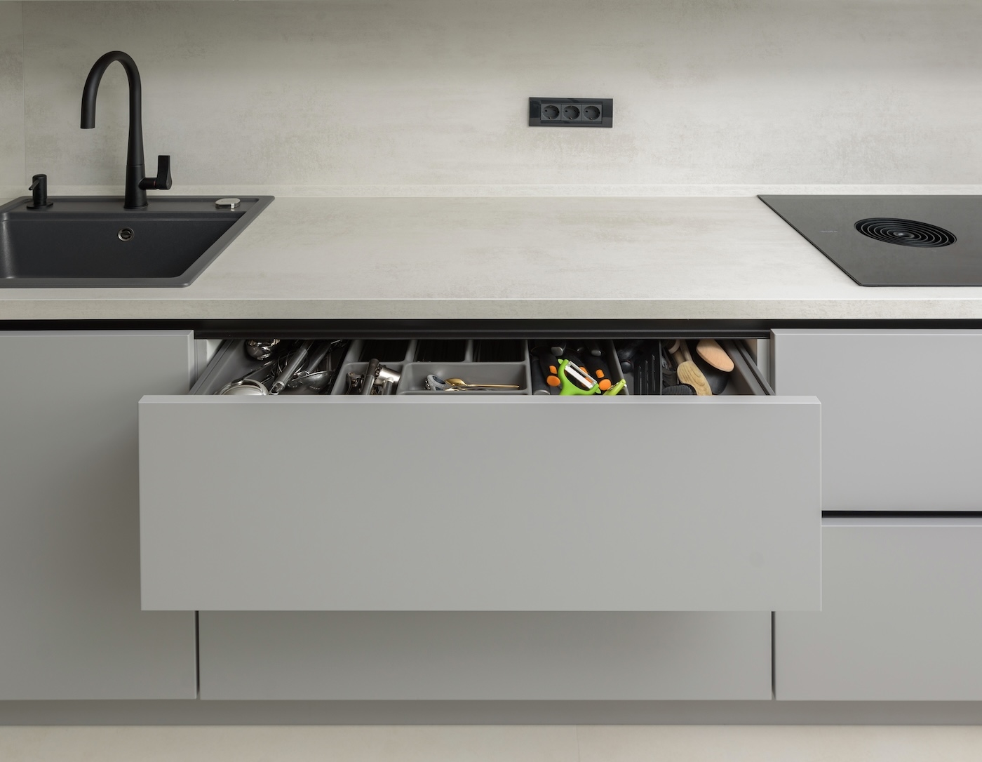 Sertar interior cu separator pentru tacamuri