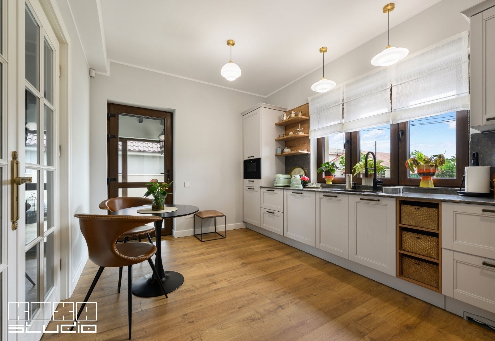 bucatarie-alba-eleganta