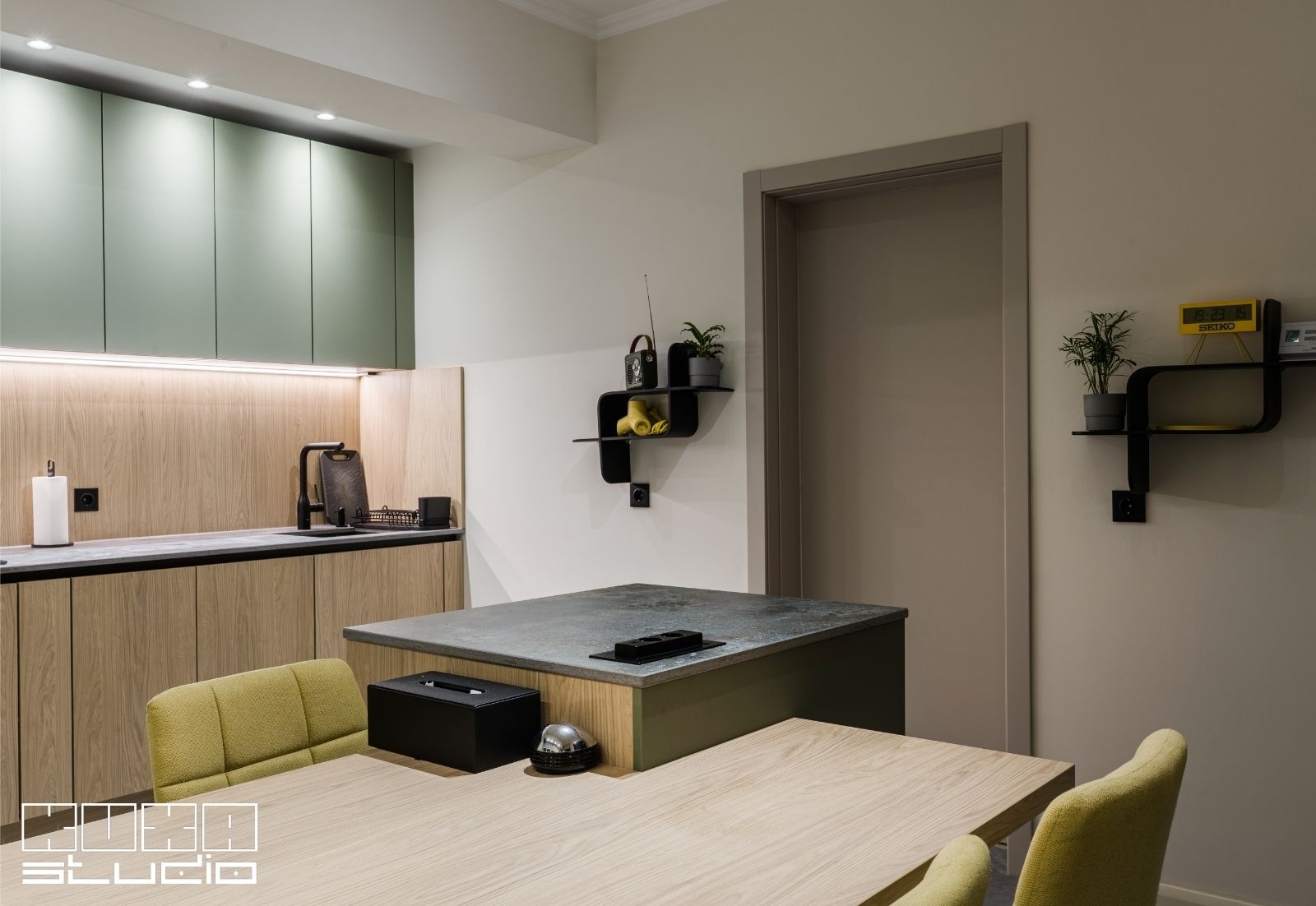 Mobila de bucatarie cu insula, cu fronturi alternate verde olive si stejar, KUXA studio