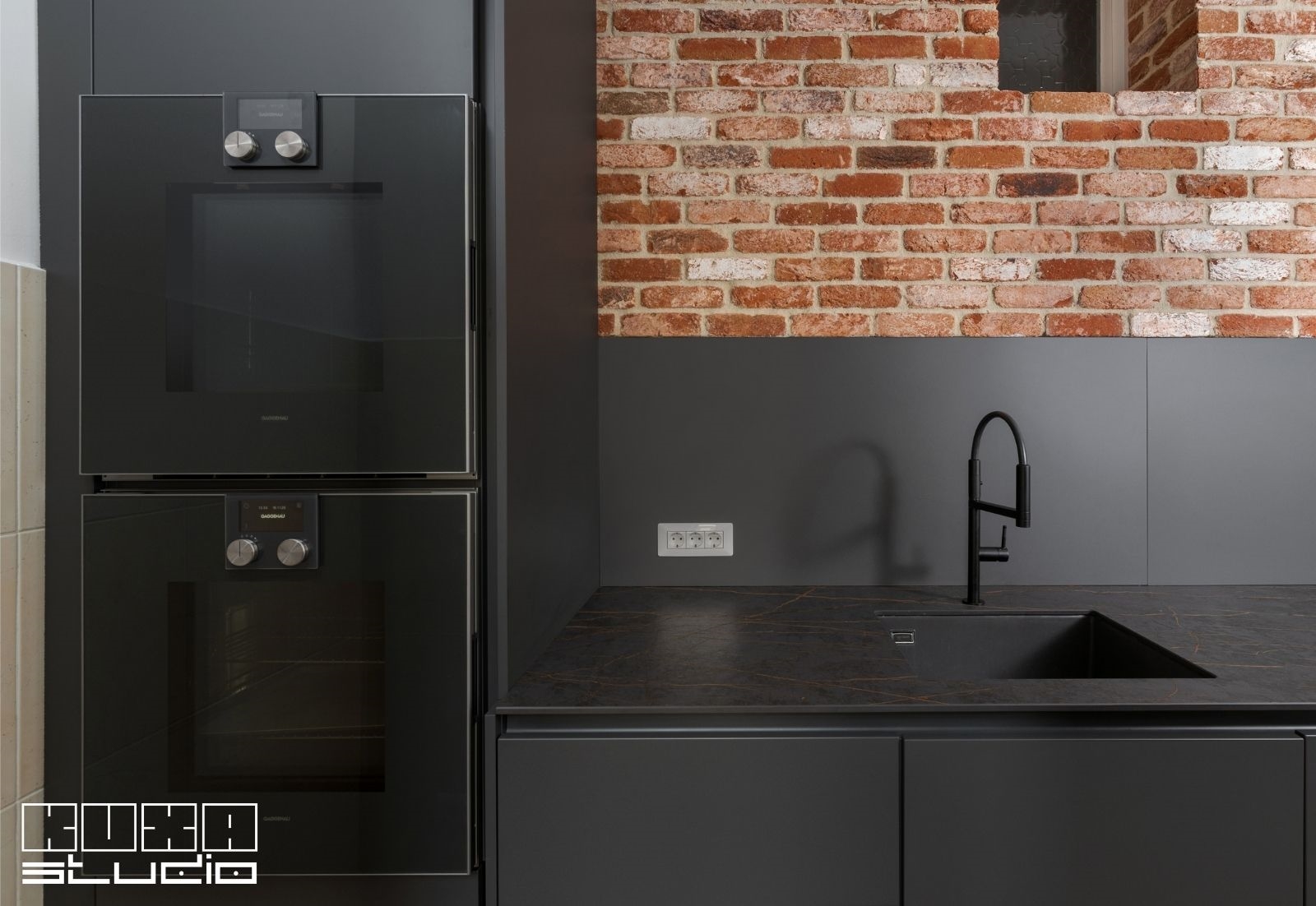 Cuptor incorporat la semi inaltime