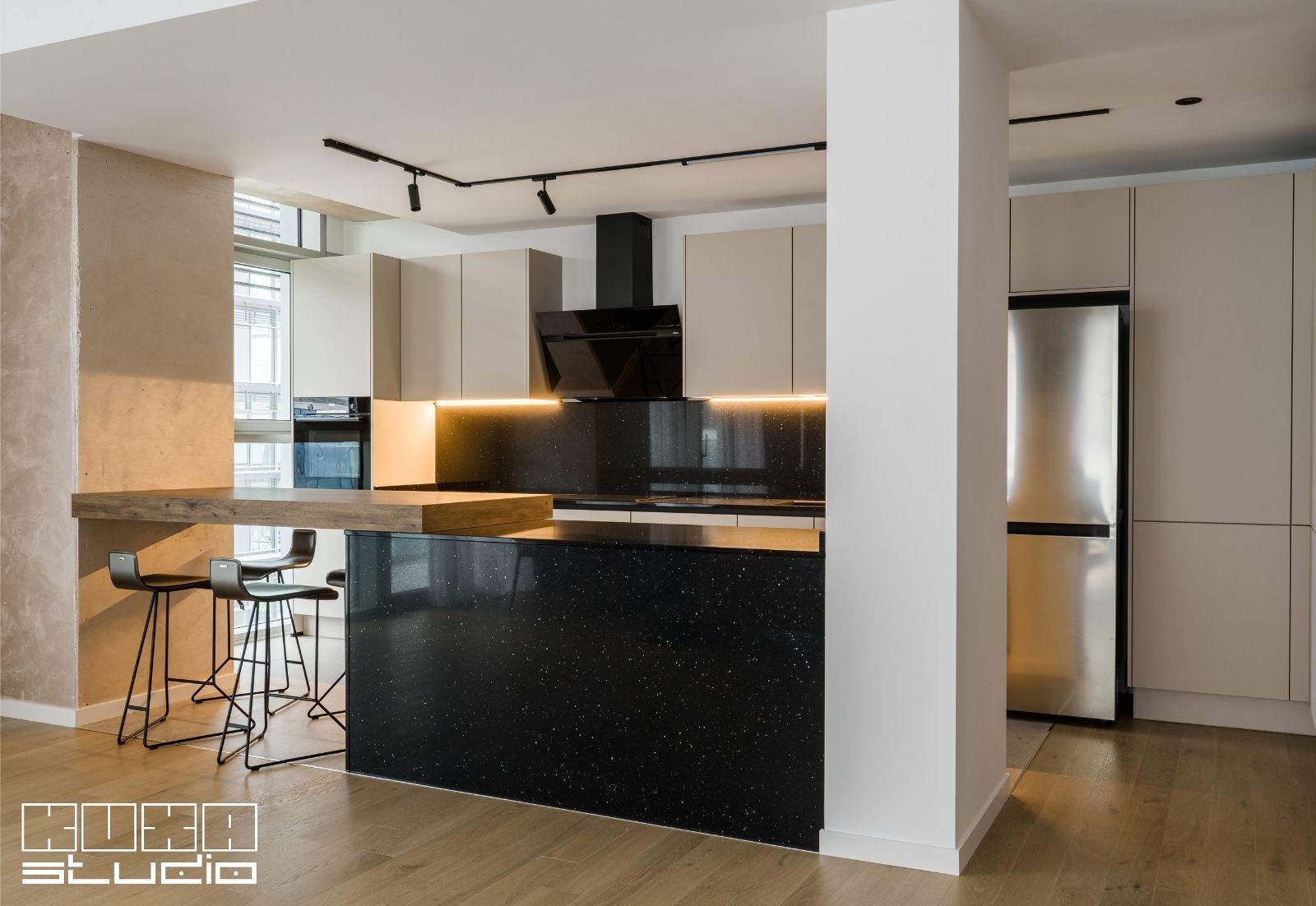 mobila  de bucatari bej cu negru