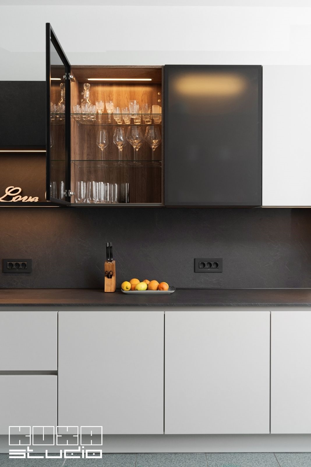 vitrina cu sticla neagra mata bucatarie