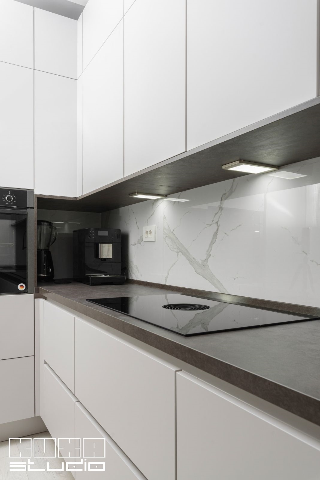 iluminat led integrat sub corpurile suspendate