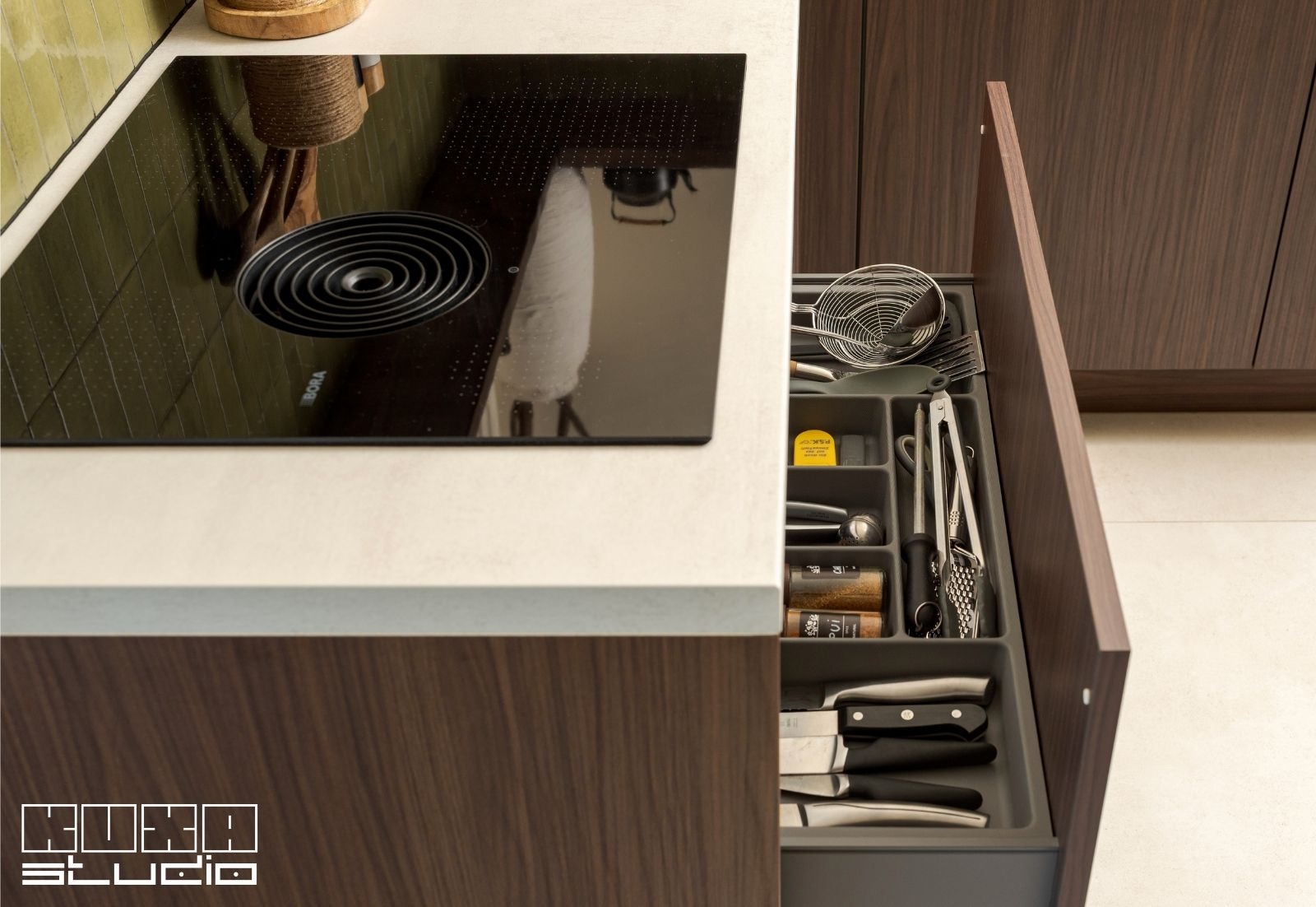 sertar tacâmuri sub plita