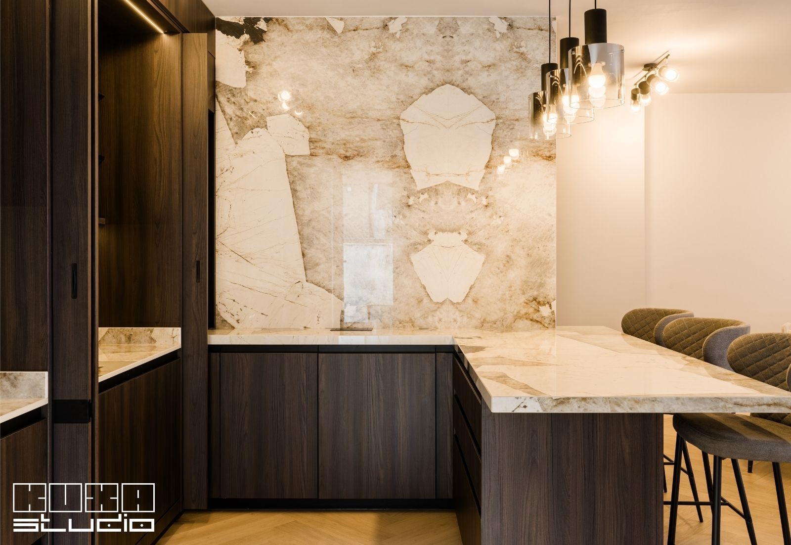 Vitrină fumurie cu iluminat interior vertical