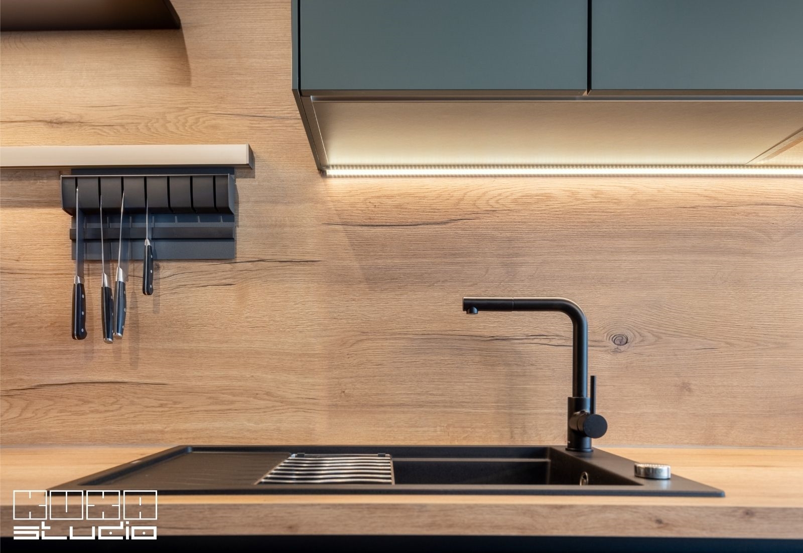 mobila de bucatarie in L verde