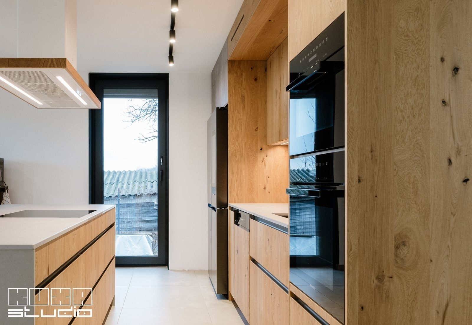 mobila de bucatarie cu fronturi de lemn