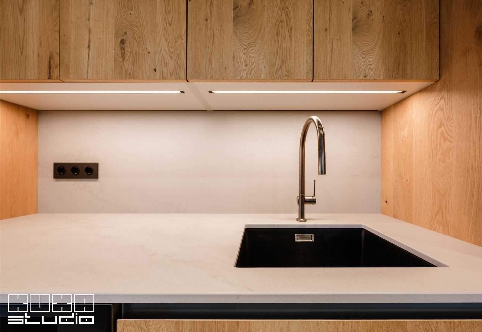 chiuveta neagra de compozit sub blat