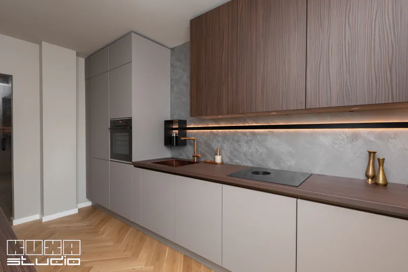 Bucatarie moderna in linie, gri taupe si nuc Milano