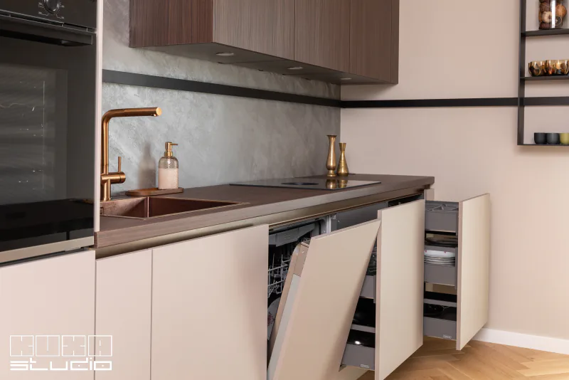 Masina de spalat vase incorporata in mobila de bucatarie