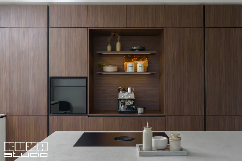 Coffee corner cu rafturi deschise si iluminat integrat