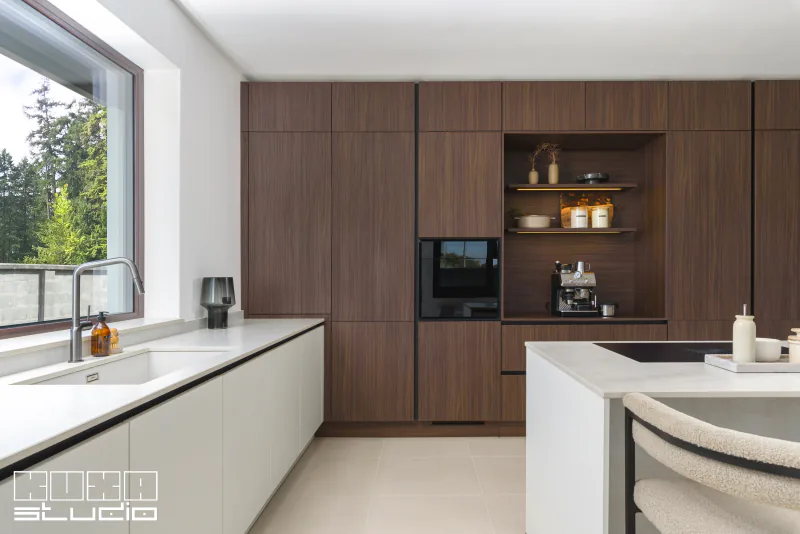 Coloane inalte pana in tavan cu nuc Milano